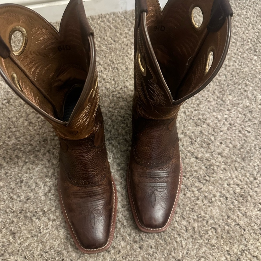 Ariat cowboy boot 
Heritage Roughstock Western Boot